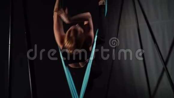 瑜伽教练在吊床上做竖绳视频的预览图
