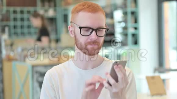 红发人在智能手机上说话的画像视频的预览图