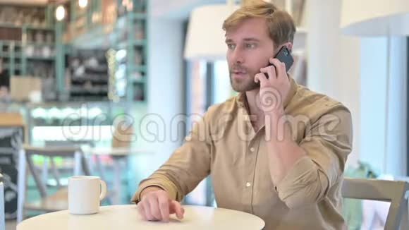 帅哥在咖啡厅讲智能手机视频的预览图