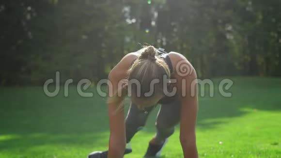残疾妇女站在公园的木板上早上的女孩训练视频的预览图