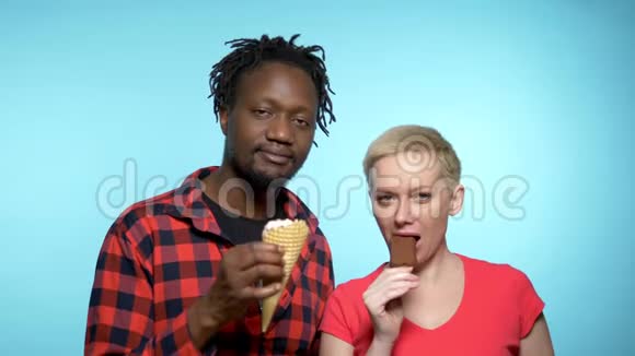 非洲男人白种人女人吃巧克力和奶油冰淇淋视频的预览图