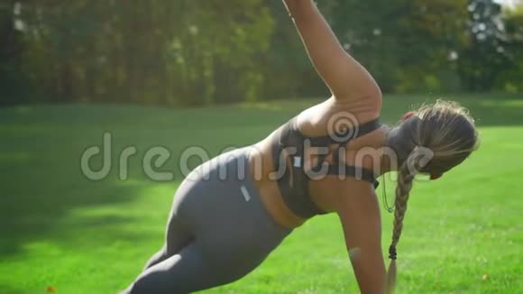 有假肢的运动员站在木板上女人在公园练瑜伽视频的预览图