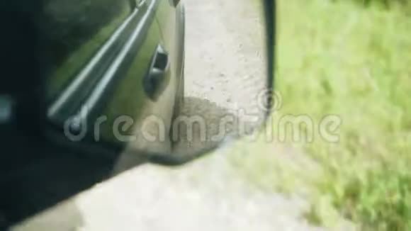 汽车在乡间小路上行驶视频的预览图