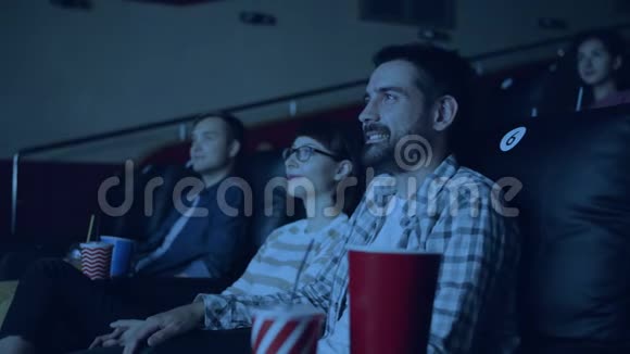 快乐的青年男女在电影院看电影视频的预览图