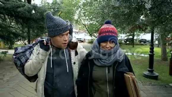 一对无家可归的男人和一个女人在城市公园散步视频的预览图