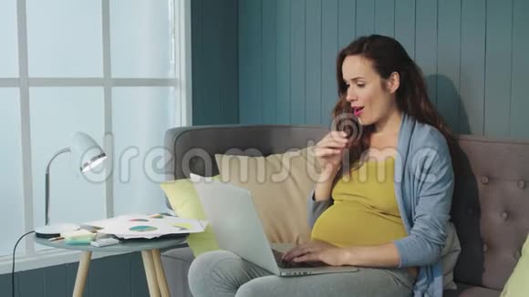 关闭孕妇在家中有腹痛发作视频的预览图