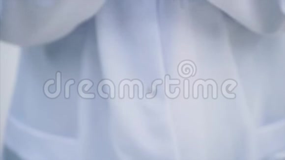 许多白色的小药丸落在医生手里医生戴着医用一次性手套视频的预览图