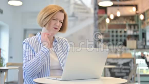 创意老女人在咖啡厅使用手提电脑视频的预览图