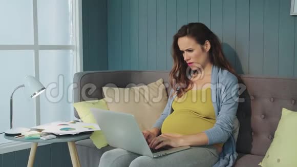 特写严重怀孕的女商人在室内检查文件结果视频的预览图