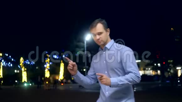 穿着衬衫跳舞的帅哥在街上复制空间视频的预览图