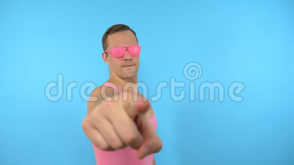 戴着粉色眼镜的疯子来这里做蓝色背景的手势视频的预览图