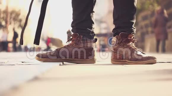面目全非的男人穿着运动鞋正走出去城市环境弯着腰背景模糊行动动画视频的预览图