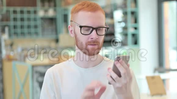 红发人在智能手机上的损失画像视频的预览图