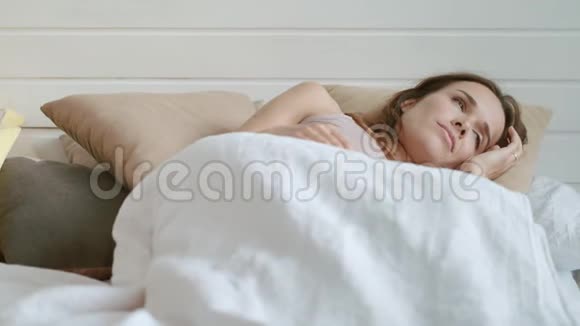 快乐的孕妇在家醒来宏孕妇卧床视频的预览图