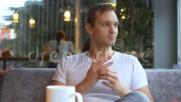 男人坐在咖啡馆里摘下结婚戒指被女孩包围视频的预览图