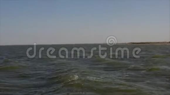 船在波浪上摇晃视频的预览图