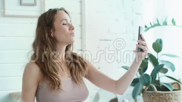 宏美孕妇在明亮的卧室拍照视频的预览图