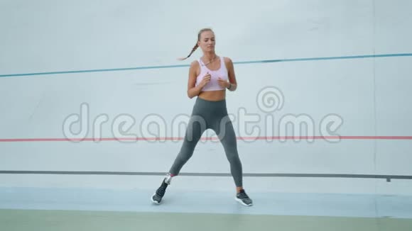 有人工肢体在体育场侧跳的女人户外跑步训练视频的预览图