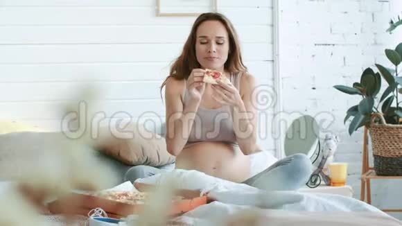 特写孕妇在家吃食物怀孕吃披萨的画像视频的预览图