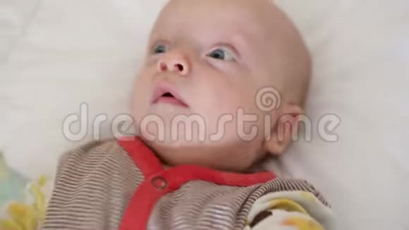 新生儿的特写脸视频的预览图