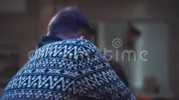 男人亲吻拥抱女孩用他的背掩护她从相机私人聚会在俱乐部度假眨眼视频的预览图
