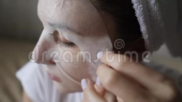 天然的皮肤护理健康的面部卫生使用女性白色面膜进行清洁视频的预览图