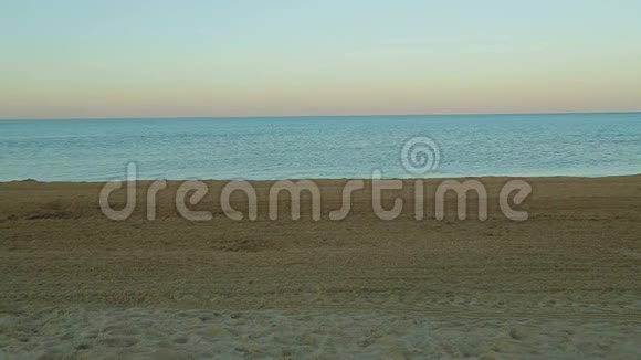 沙滩海滨和黎明时的碧海视频的预览图