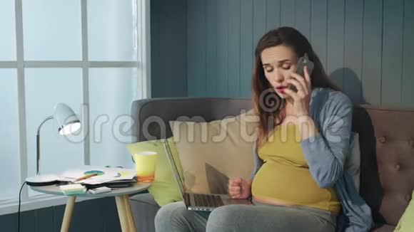 把怀孕的女女女公车关闭在家打电话视频的预览图
