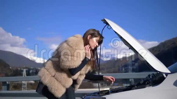 两个女孩正站在路边的一辆车上给电池充电视频的预览图