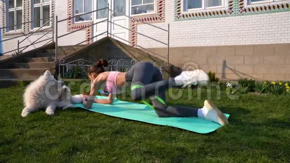 女人用弹性阻力带做健身运动年轻女性训练腿带橡皮筋女孩的腿视频的预览图