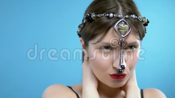 女孩头戴一颗黑色玛瑙珠上面挂着一个心形吊坠视频的预览图