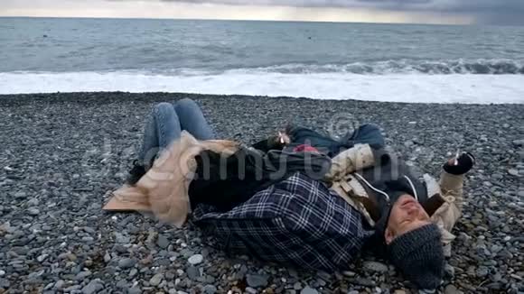 无家可归的夫妻男人和女人在海边过夜视频的预览图