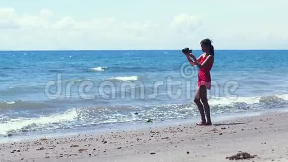 自由摄影师在海滩拍照时扔下了她的单反相机视频的预览图