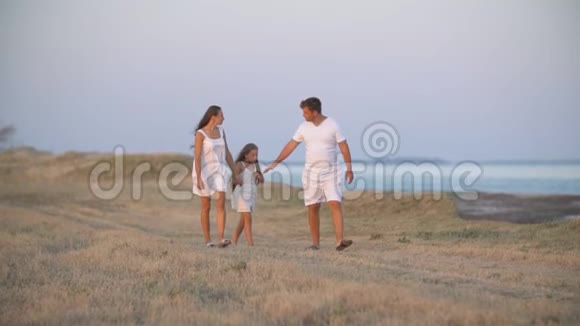一家人走在肮脏的道路上视频的预览图