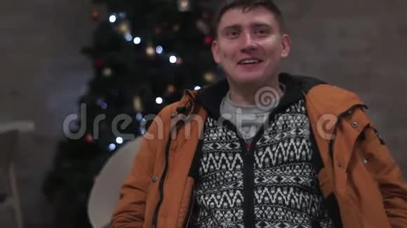 泪眼红眼的家伙试着笑笑派对圣诞树背景视频的预览图