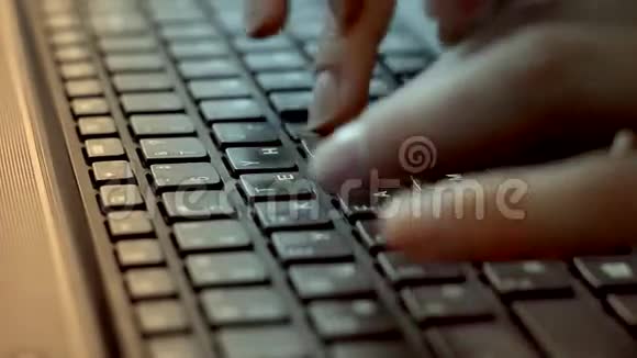 女人的手在电脑键盘上打字视频的预览图