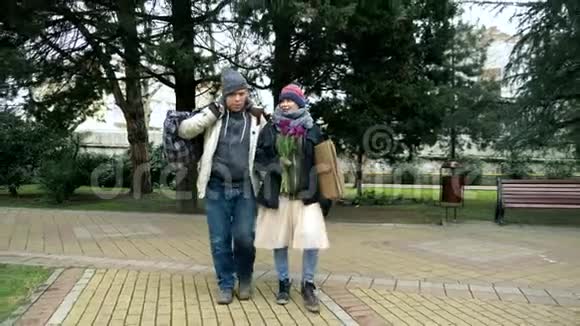 一对无家可归的男人和一个女人正在城市公园跳舞幽默幽默视频的预览图