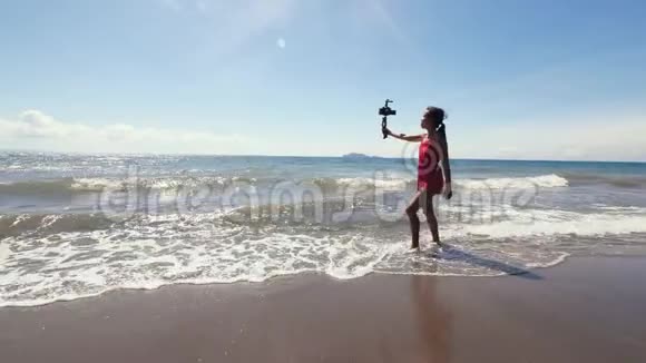 旅行vlogger在度假时在海滩上记录vlog视频的预览图