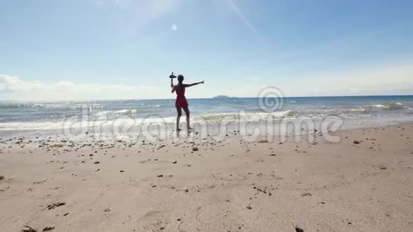 亚洲女人vlogger在海滩上散步并为旅行vlog录制视频视频的预览图
