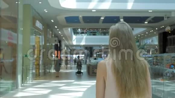 年轻女孩去购物中心购物视频的预览图