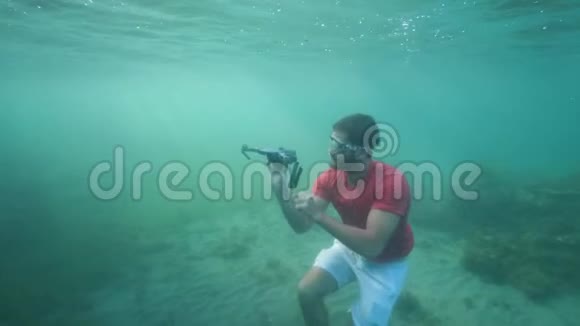 有趣的家伙试图在水下发射一架破碎的无人机视频的预览图