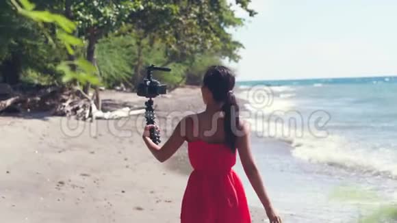 千禧女性vlogger在海滩拍摄旅行和度假vlog视频的预览图