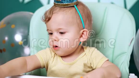 可爱的小男孩坐在椅子上玩五颜六色的砖块生日帅哥视频的预览图