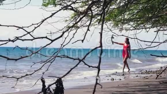 年轻的亚洲vlogger在海滩拍摄旅游vlog视频的预览图