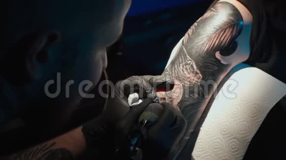特写男人做蛇黑纹身的视频视频的预览图