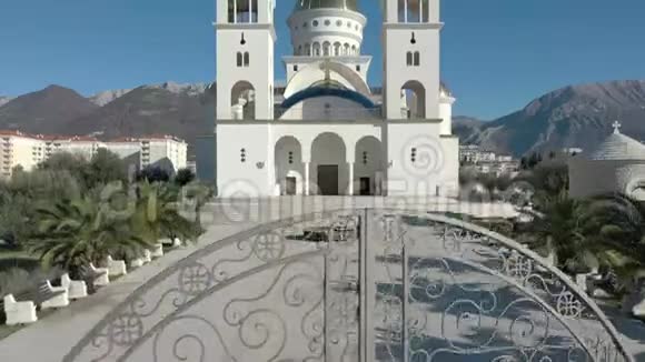飞越黑山的正统大教堂视频的预览图