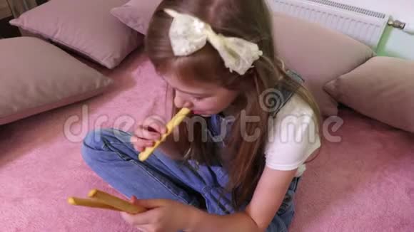 女孩吃干面包视频的预览图