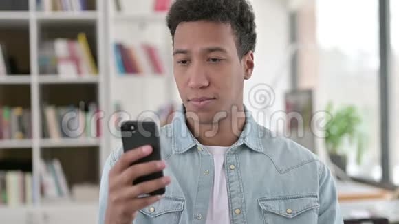 美国年轻人在智能手机上讲话视频的预览图