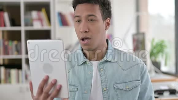 在平板电脑上播放的非裔美国年轻人视频聊天视频的预览图