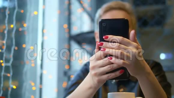 女人在电话里看完留言后戴上结婚戒指视频的预览图